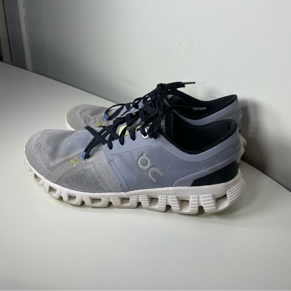 On Running Women's lavender and White Sneakers - Picture 4 of 7